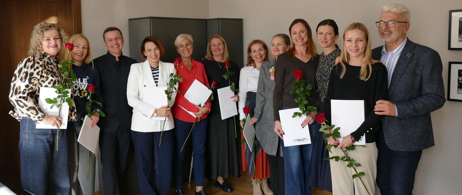 Prawie wszyscy nagrodzeni nauczyciele z dyrekcja szkoły
