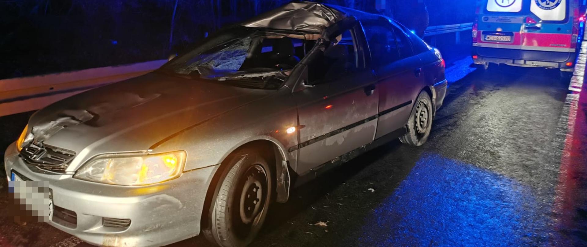 Uszkodzony pojazd marki Honda po zderzeniu z łosiem.