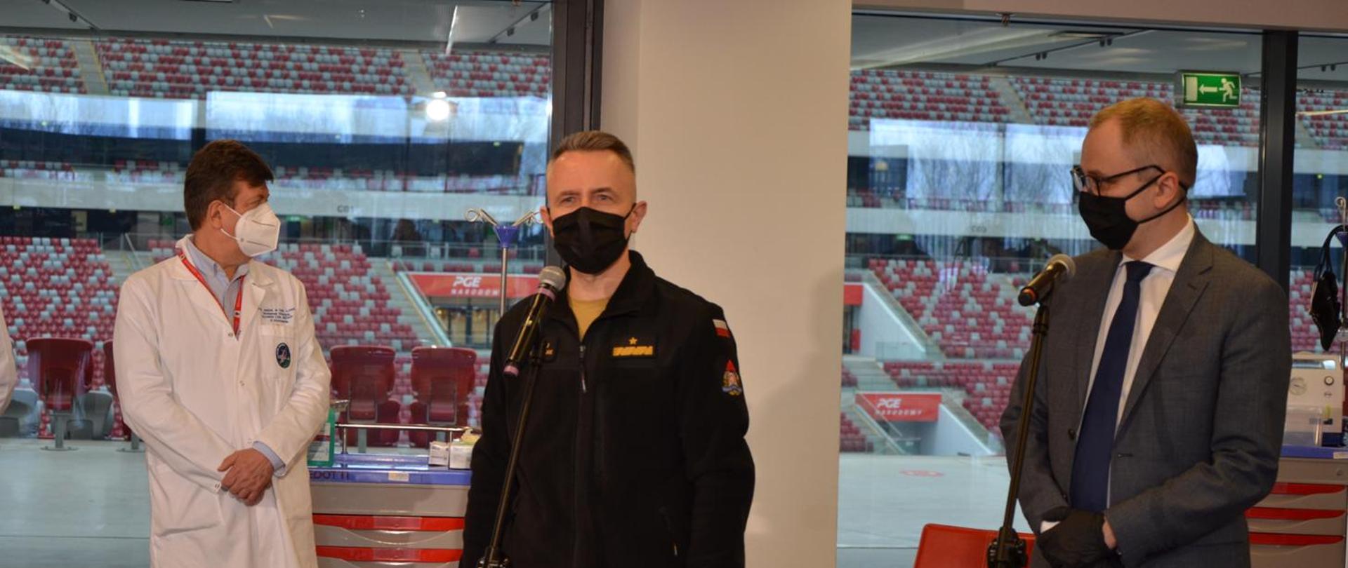 Fotografia przedstawia briefing prasowy z udziałem wiceministra w MSWiA Pana Błażeja Pobożego a także komendantów głównych służb mundurowych podległych MSWiA. 