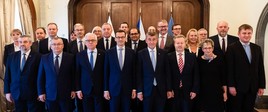 Uczestnicy Polsko-czeskich konsultacji międzyrządowych pozują do wspólnego zdjęcia. W centralnym punkcie Minister Marek Gróbarczyk