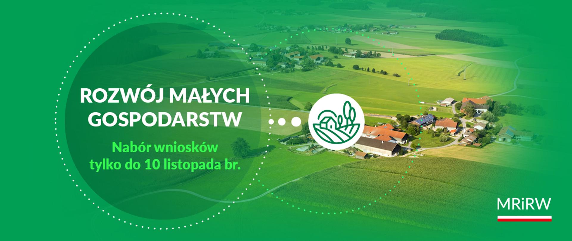 pola uprawne i zabudowania gospodarskie widziane z lotu ptaka