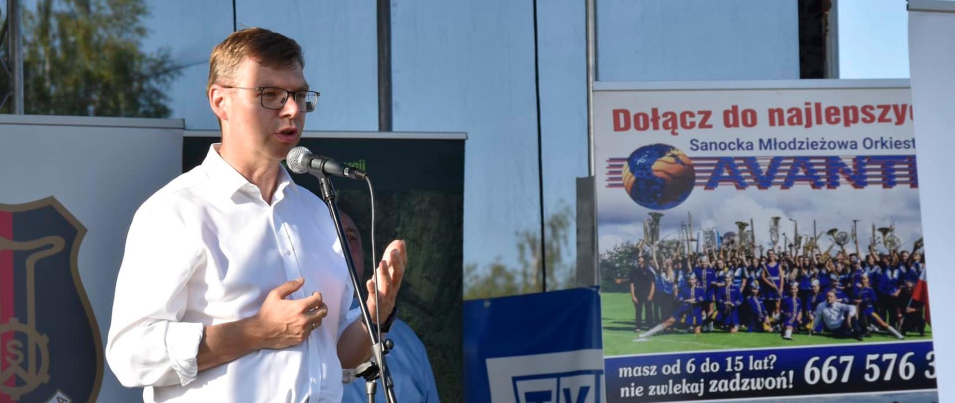 Wojewoda przemawia na scenie 