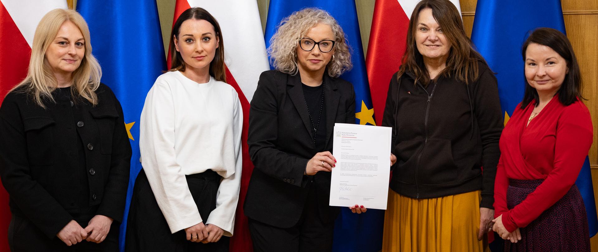 Pełnomocniczka Rządu do Spraw Równości Katarzyna Kotula wraz z przedstawicielkami Fundacji Dajemy Dzieciom Siłę oraz zespołem Departamentu do spraw Równego Traktowania w KPRM