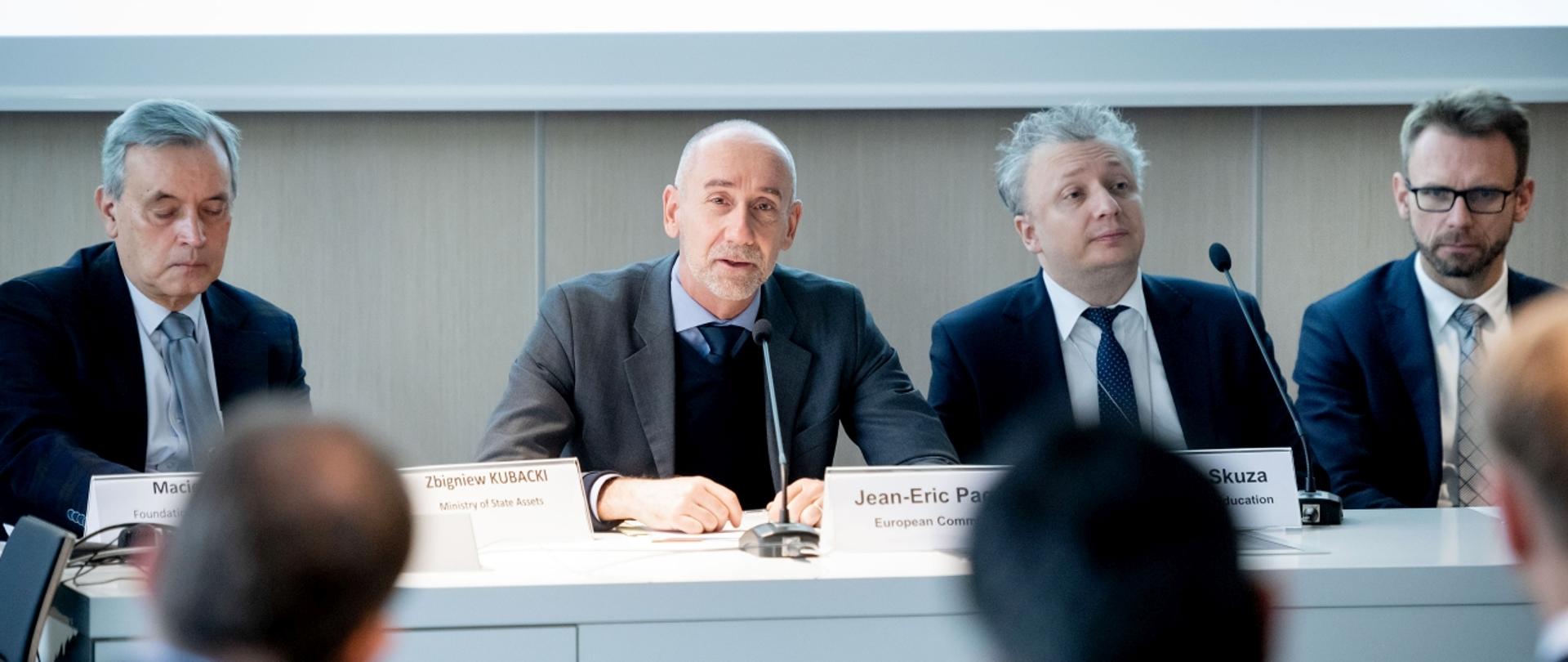 Uczestnicy spotkania siedzą za stołem