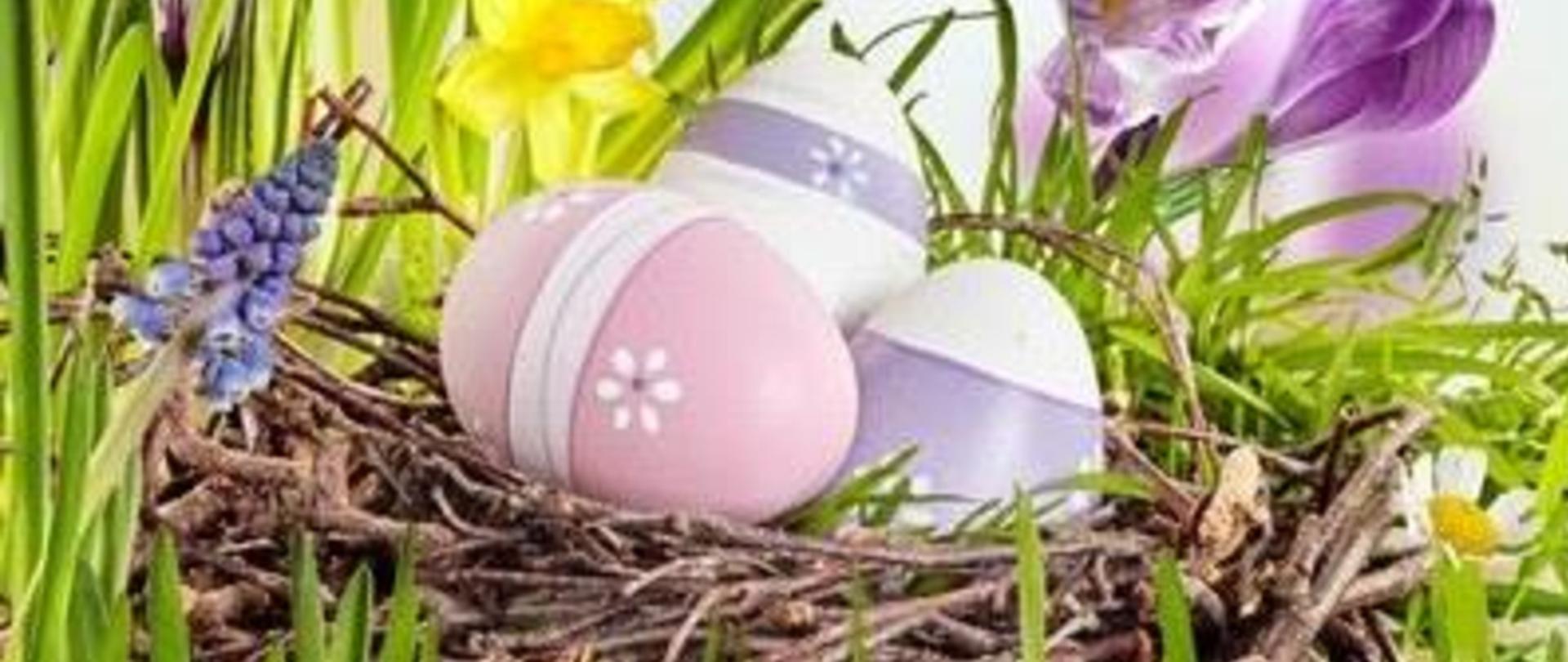 Na biały tle po lewej stronie i na dole kolorowe wiosenne kwiaty, a na nich wielkanocne jajka w koszyczku . Po prawej czarny napis: W tym niezwykłym czasie pragniemy życzyć, aby Święta Wielkanocne obudziły uśpione w nas marzenia, a czas spędzony w gronie najbliższych obfitował w wiarę, miłość i nadzieję. Dyrekcja, Pracownicy i Uczniowie Państwowej Szkoły Muzycznej I st. im. Karola Namysłowskiego w Szczebrzeszynie
