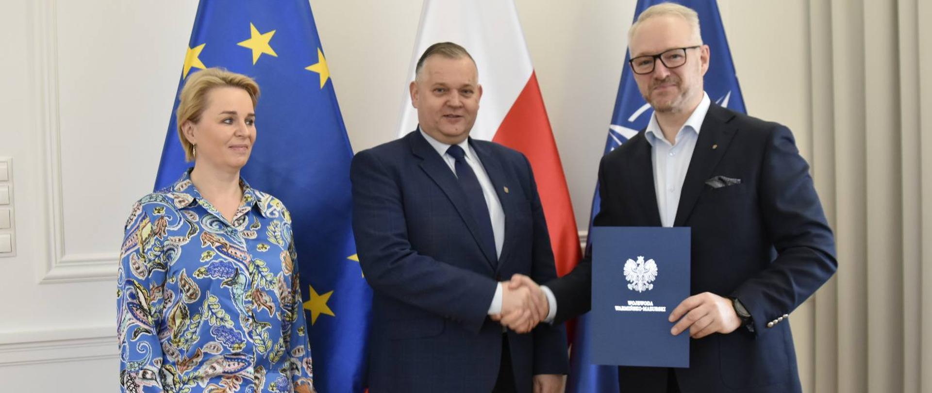 Podpisanie umowy: wojewoda Radosław Król z przedstawicielami powiatu mrągowskiego.