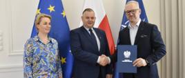 Podpisanie umowy Wojewoda Radosław Król z przedstawicielami powiatu mrągowskiego