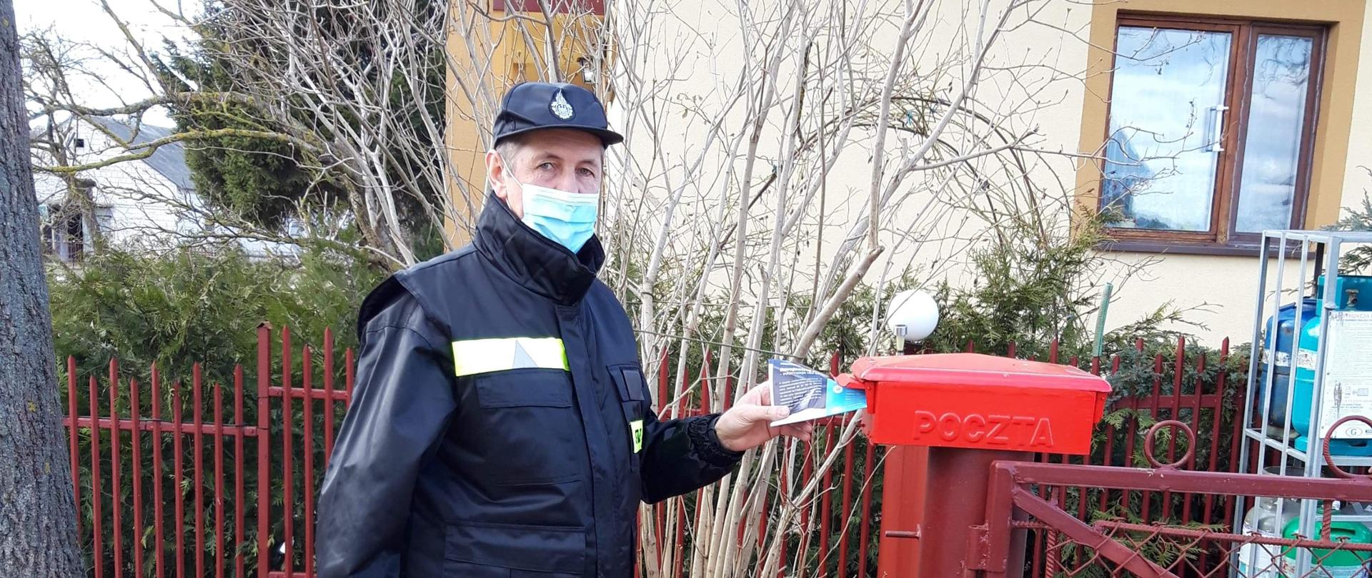 Strażaka roznoszącego ulotki dotyczące sczepień przeciw COVID-19