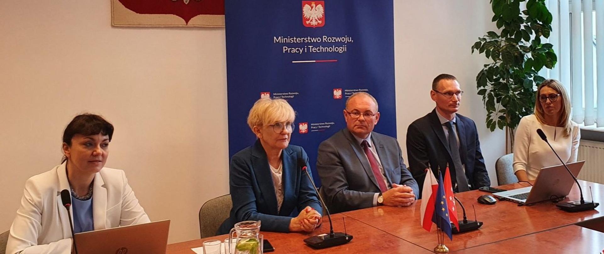 Wiceminister Iwona Michałek wraz z dyrektorami departamentu rynku pracy bierze udział w konwencie z dyrektorami Powiatowych Urzędów Pracy.