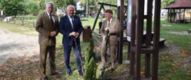 Wojewoda z dyrektorem RDLP ze Szczecina i z nadleśniczym Bogdańca stoją z łopatami przy wkopanym drzewku
