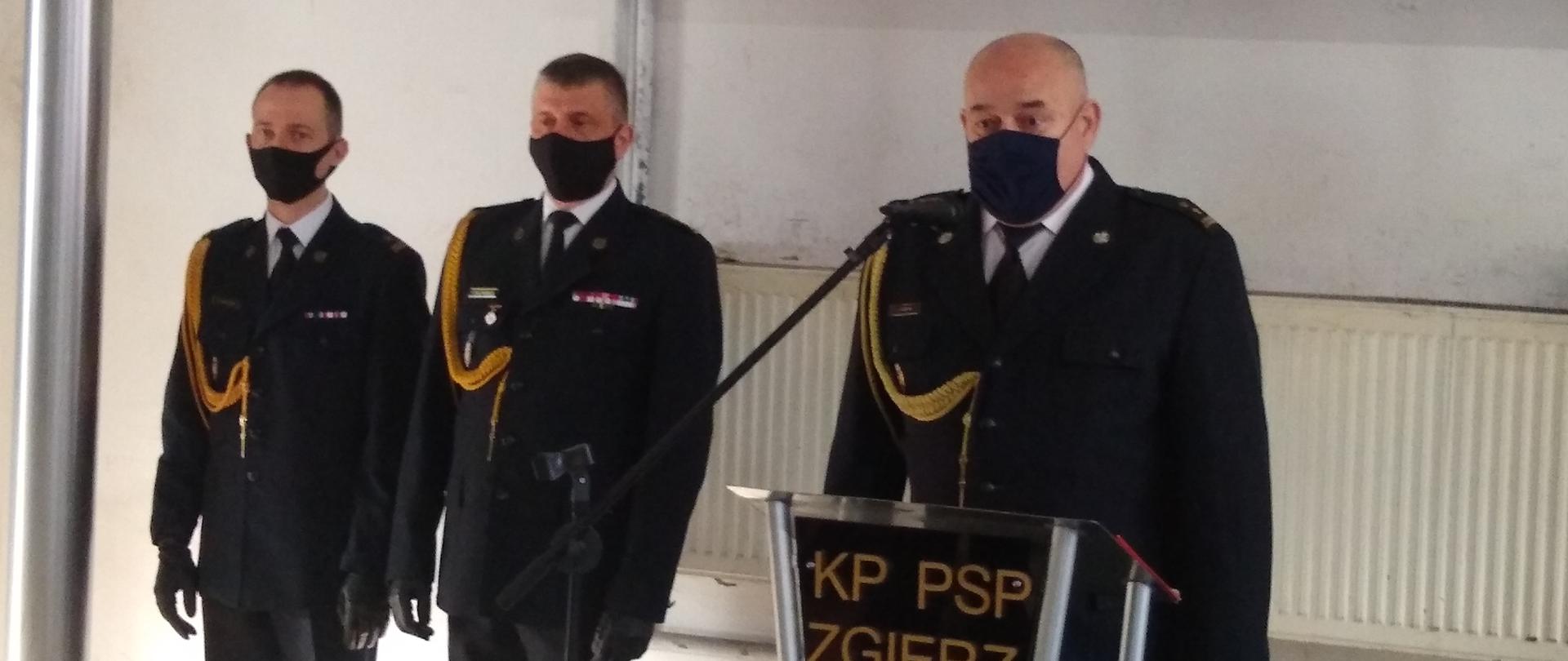 Dowódca JRG bryg. Zygmunt Kasprzyk żegna się w swojej mowie pożegnalnej.