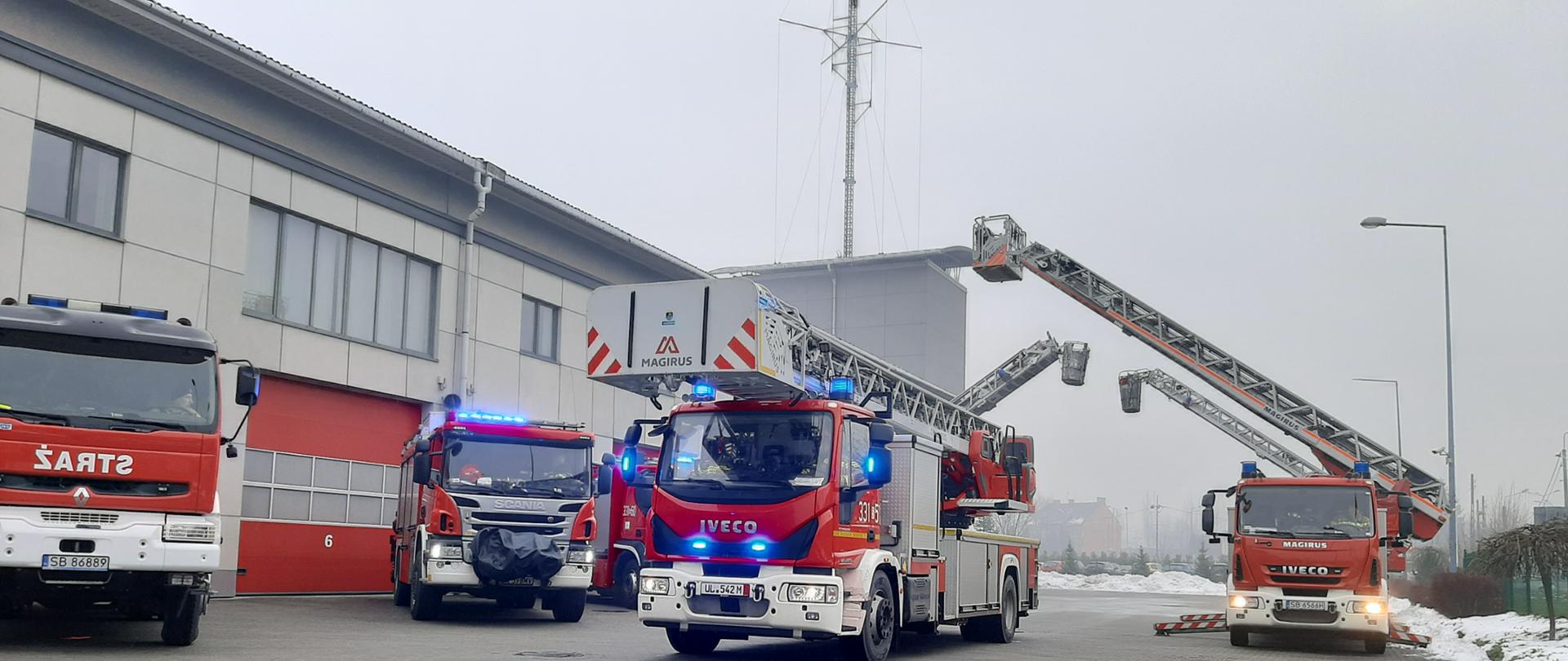 Na zdjęciu samochody strażackie z nową drabiną mechaniczną SD 41 Iveco Magirus. 