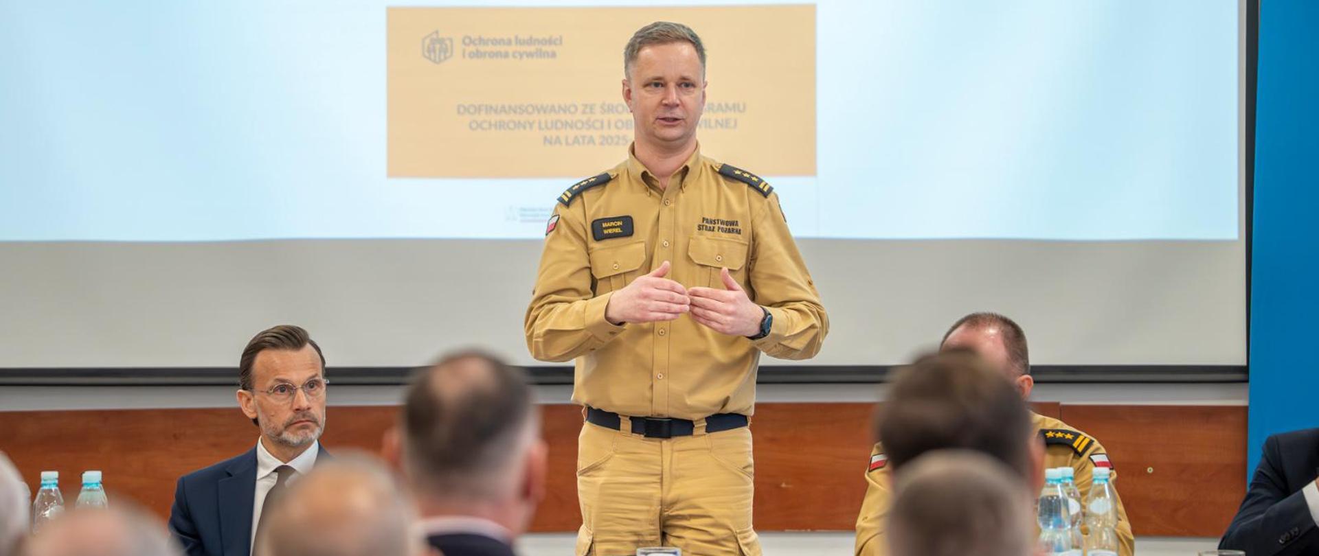 Spotkanie z przedstawicielami jednostek samorządu terytorialnego w Sejnach - st. bryg. Marcin Wierel w trakcie przemówienia