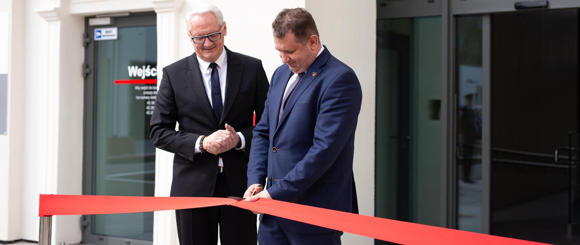 
Uroczystego przecięcia wstęgi dokonuje Sekretarz Stanu w Ministerstwie Finansów, Szef Krajowej Administracji Skarbowej Marcin Łoboda, w obecności Dyrektora Izby Administracji Skarbowej Tomasza Szymańskiego.
