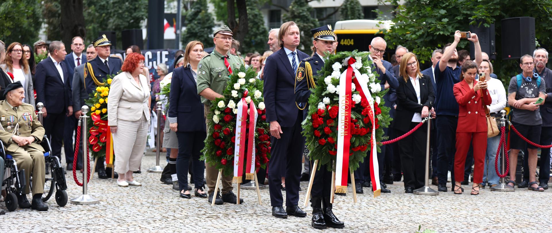 Na zdjęciu widać kobiety i mężczyzn
