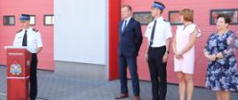 Na zdjęciu druhowie osp, strażacy ubrani w mundury, komendant powiatowy psp w Środzie Wielkopolskiej oraz poseł Zbigniew Dolata, zastępca wielkopolskiego komendanta wojewódzkiego psp oraz samorządowcy średzcy.