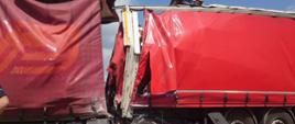 Zdjęcie przedstawia wraki naczep samochodów ciężarowych oraz rozrzucone ściereczki przewożone przez jeden z samochodów