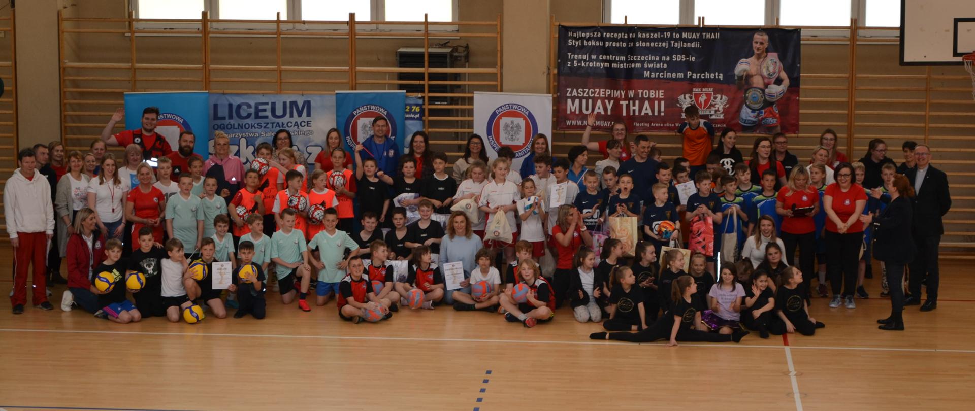 Wszyscy uczestnicy Turnieju w zbijaka wraz z opiekunami i organizatorami