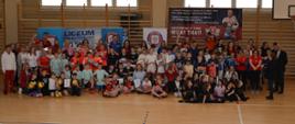 Wszyscy uczestnicy Turnieju w zbijaka wraz z opiekunami i organizatorami