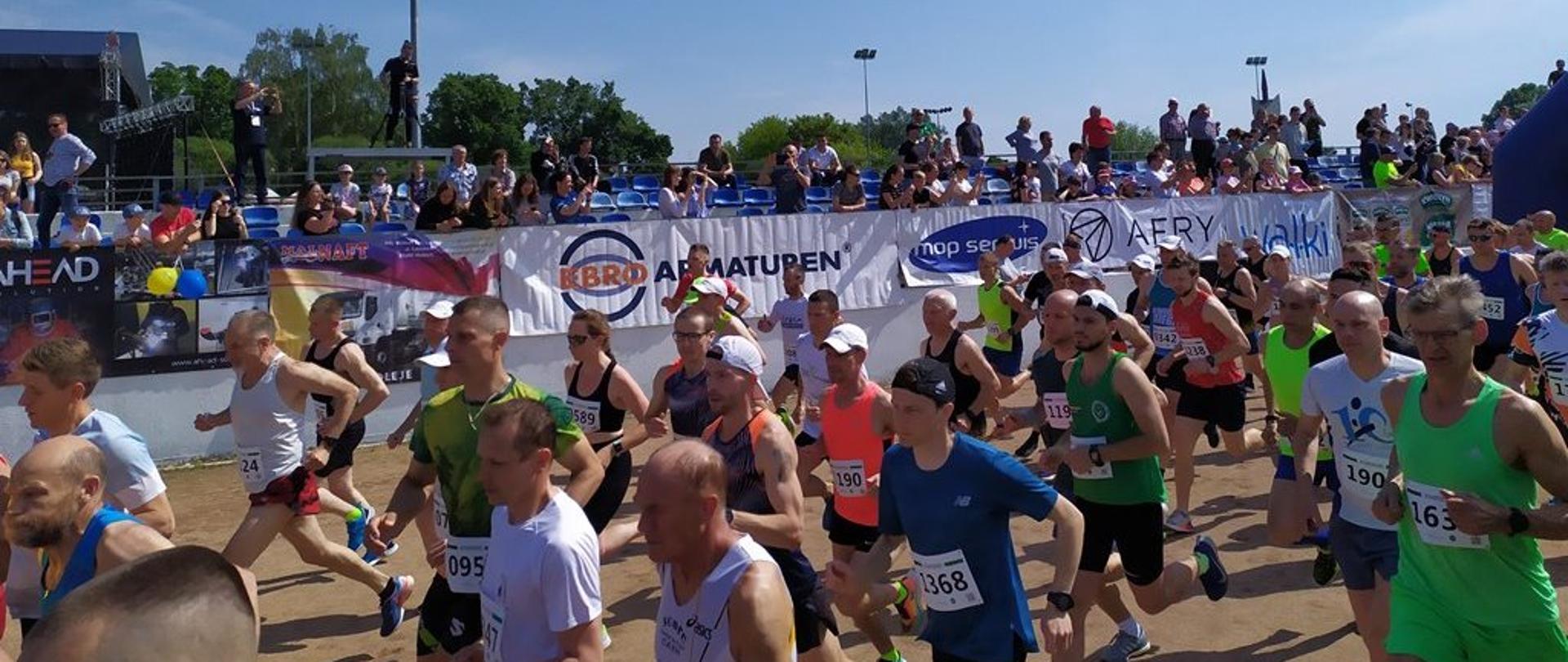 Zawodnicy na odcinku trasy biegu.