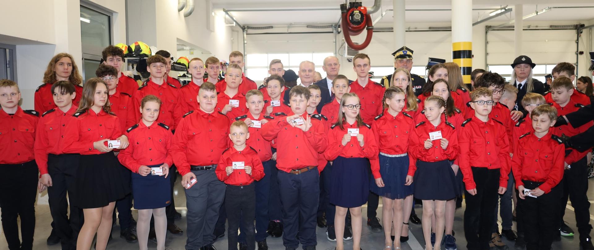 Zdjęcie grupowe zaproszonych gości z członkami MDP.