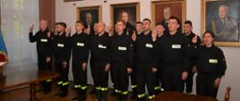 Uroczyste ślubowanie nowo przyjętych do służby strażaków