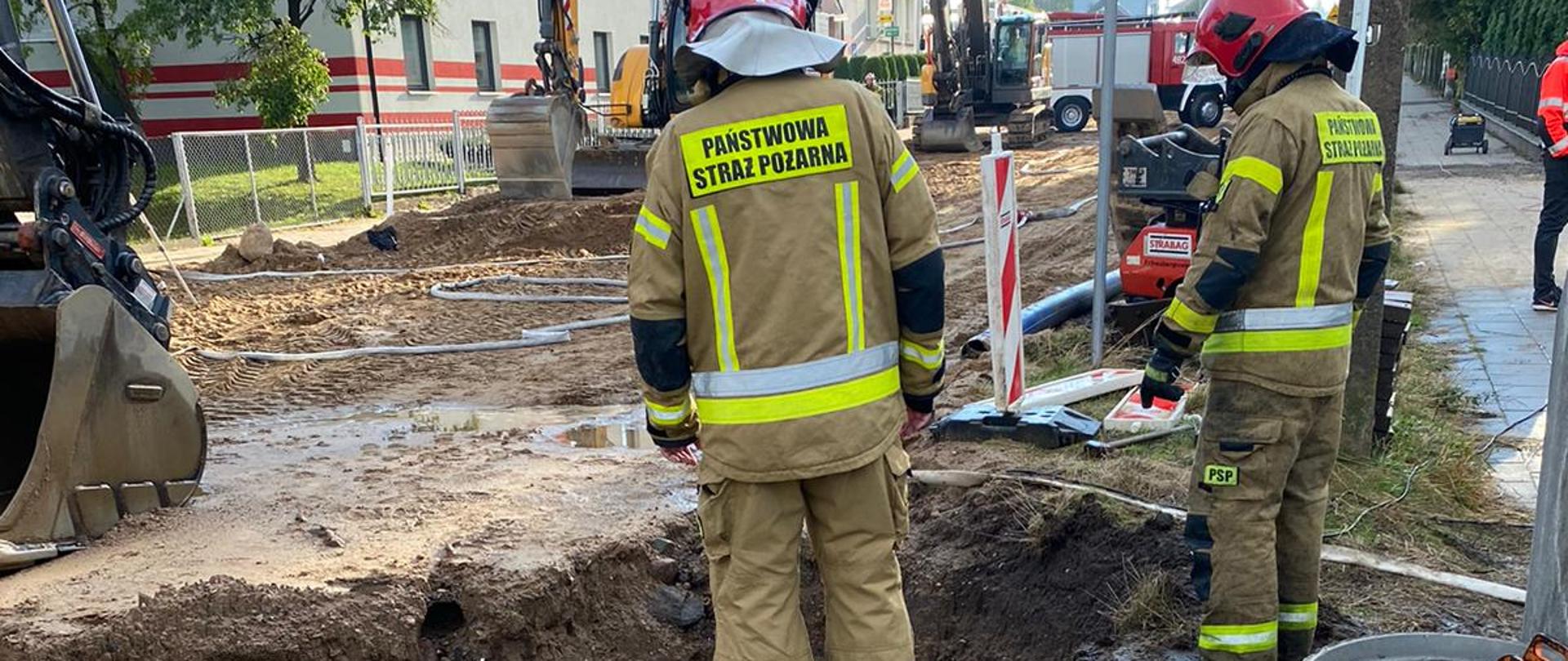 Wyciek metanu z uszkodzonego gazociągu w Dąbrowie Białostockiej.