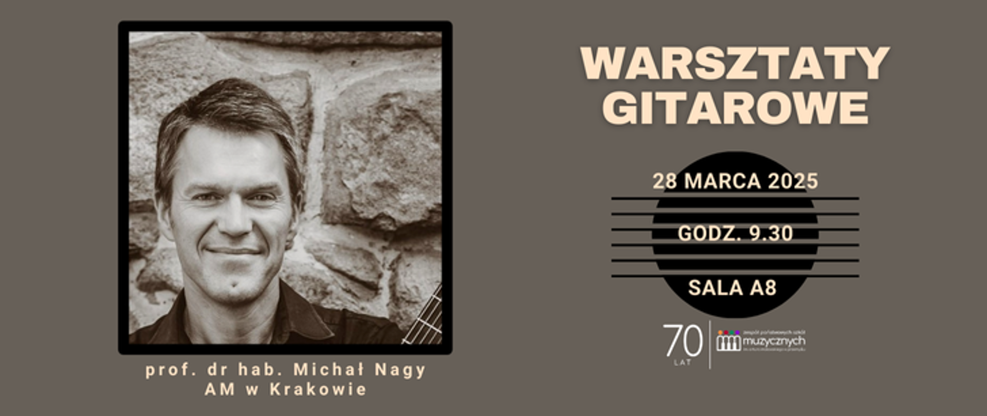 Plakat ma stonowane, ciemnoszare tło. Po lewej stronie znajduje się czarno-białe zdjęcie Michał Nagy na tle kamiennej ściany, częściowo widoczna jest gitara. Pod zdjęciem widnieje podpis: "prof. dr hab. Michał Nagy, AM w Krakowie" w jasnym, eleganckim kroju pisma.
Po prawej stronie duży, wyraźny nagłówek "WARSZTATY GITAROWE" w jasnym kolorze. Poniżej okrągły, czarny element graficzny przypominający dźwiękowy otwór rezonansowy gitary, przecięty liniami nawiązującymi do strun. W jego obrębie podane są szczegóły wydarzenia: "28 MARCA 2025", "GODZ. 9.30", "SALA A8" w kontrastującej jasnej czcionce.
W dolnym prawym rogu znajduje się logo instytucji z napisem "Zespół Państwowych Szkół Muzycznych im. Fryderyka Chopina" oraz liczba "70 LAT", sugerująca jubileusz placówki. Całość utrzymana jest w eleganckim, minimalistycznym stylu z ograniczoną paletą barw.