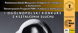 Tło szare, na plakacie fragment rzeźby ucha. Na górze grafiki cieniowany, czarno pomarańczowy pasek i informacje: Państwowa Szkoła Muzyczna I i II stopnia im. F. Chopina w Sochaczewie, Stowarzyszenie Przyjaciół PSM I i II stopnia w Sochaczewie. Z prawej strony na pomarańczowym pasku umieszczone logotypy: szkoły muzycznej, Koła Młodych ZKP, PWM.