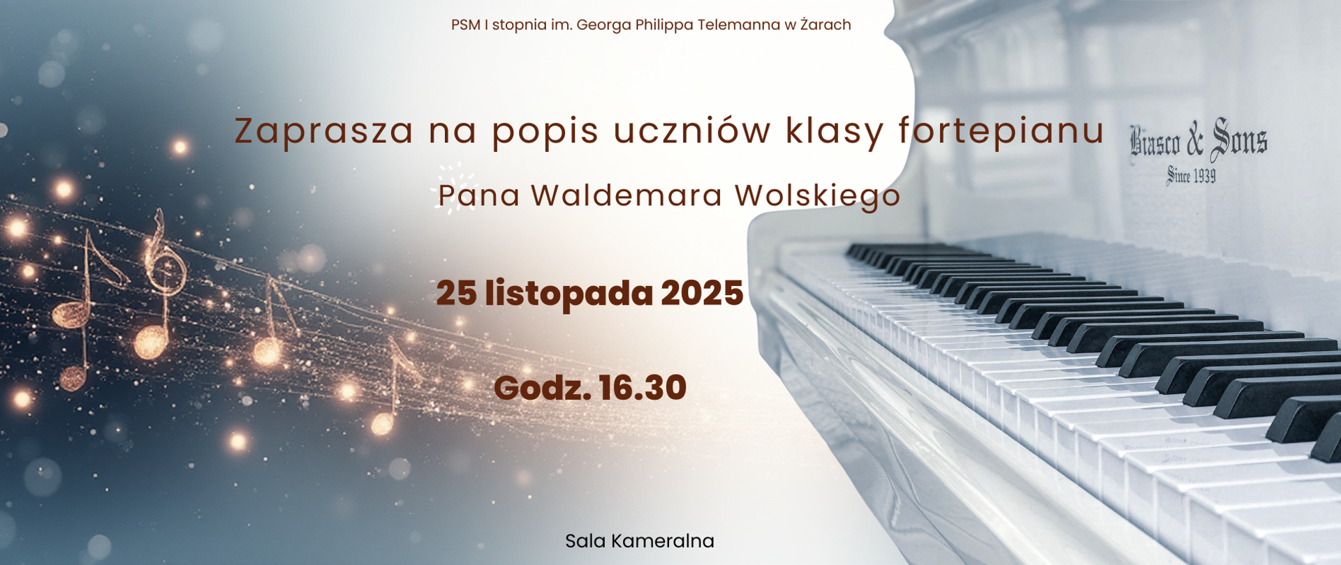 Plakat zaprasza na popis uczniów klasy fortepianu prowadzonej przez pana Waldemara Wolskiego w Państwowej Szkole Muzycznej I stopnia im. Georga Philippa Telemanna w Żarach. Wydarzenie odbędzie się 25 listopada 2025 roku o godzinie 16:30 w Sali Kameralnej. Graficznie plakat łączy motywy muzyczne, takie jak nuty oraz wizerunek klawiatury fortepianu, nadając całości elegancki i uroczysty charakter