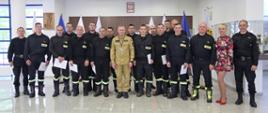 Grupowe zdjęcie uczestników szkolenia (16 funkcjonariuszy PSP) w towarzystwie Zastępcy Komendanta Centralnej Szkoły PSP, pracownicy wydziału szkoleń specjalistycznych i współpracy międzynarodowej, zastępcy naczelnika wydziału technicznego oraz zastępcy wydziału szkoleń specjalistycznych i współpracy międzynarodowej