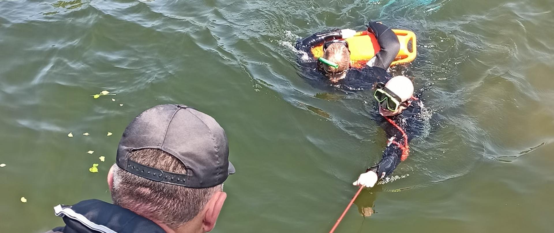 Strażacy trenują umiejętności ratownictwa wodnego