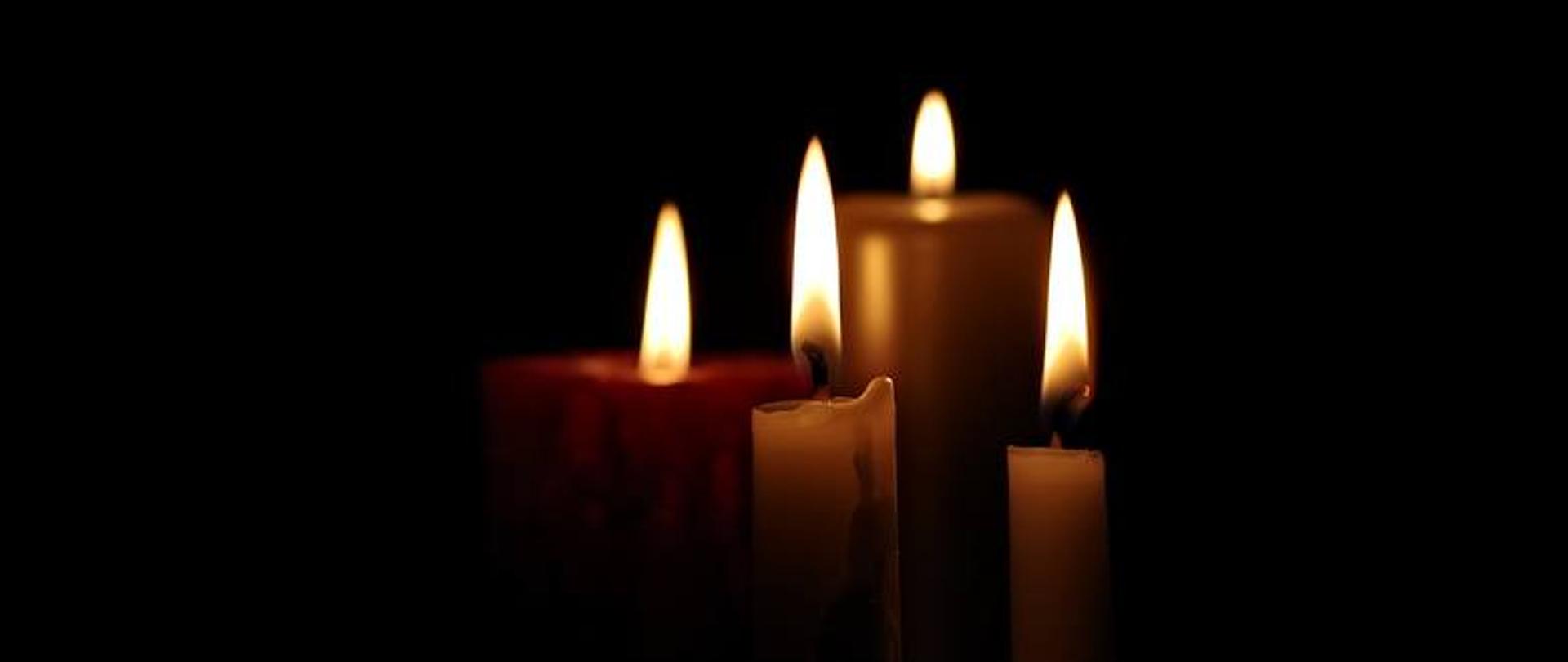 Palące się cztery świeczki