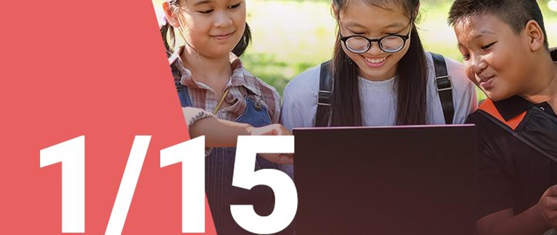 Na zdjęciu widzimy dwie dziewczynki oraz chłopca patrzących z uśmiechem na ekran laptopa. W dolnym lewym roku widoczna jest numeracja zdjęcia (1/15) 