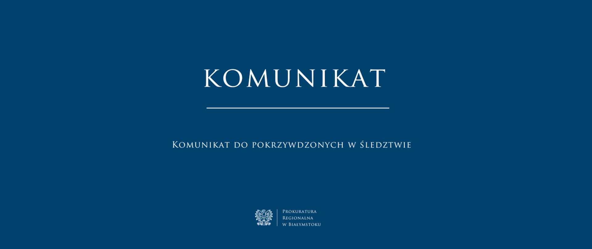 Niebieskie tło z białym napisem komunikat oraz tytułem Komunikat do pokrzywdzonych w śledztwie. W dolnej części centralnie białe godło oraz nazwa jednostki Prokuratura Regionalna w Białymstoku