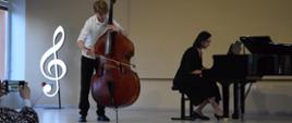 na scenie kontrabasista i pianistka