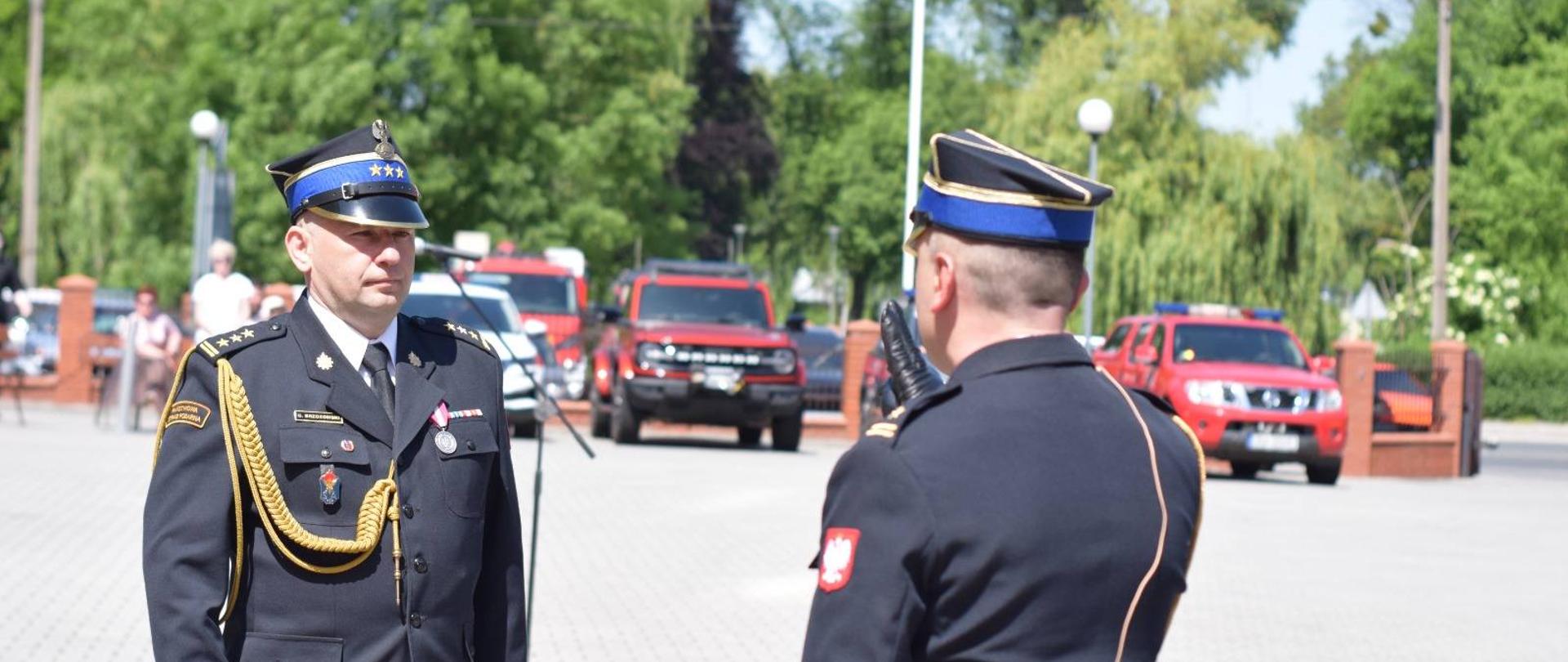Powiatowe obchody Dnia Strażaka w Namysłowie. Na zdjęciu Z-ca OKW w Opolu st. bryg. Grzegorz Brzozowski w trakcie przyjęcia meldunku o rozpoczęciu uroczystego apelu.