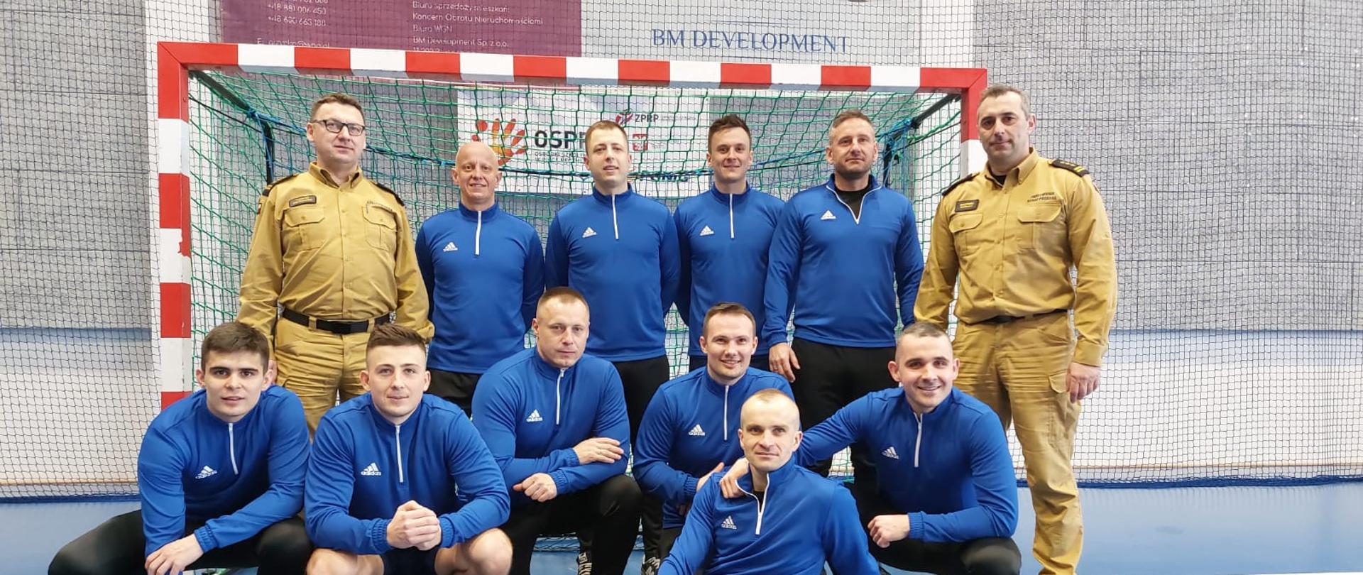 Drużyna KP PSP w Bartoszycach razem z Zastępcą Warmińsko-Mazurskiego Komendanta Wojewódzkiego PSP i Komendanta Powiatowego PSP w Bartoszycach