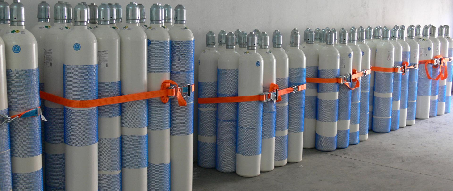 Na zdjęciu widać składowane butle tlenowe