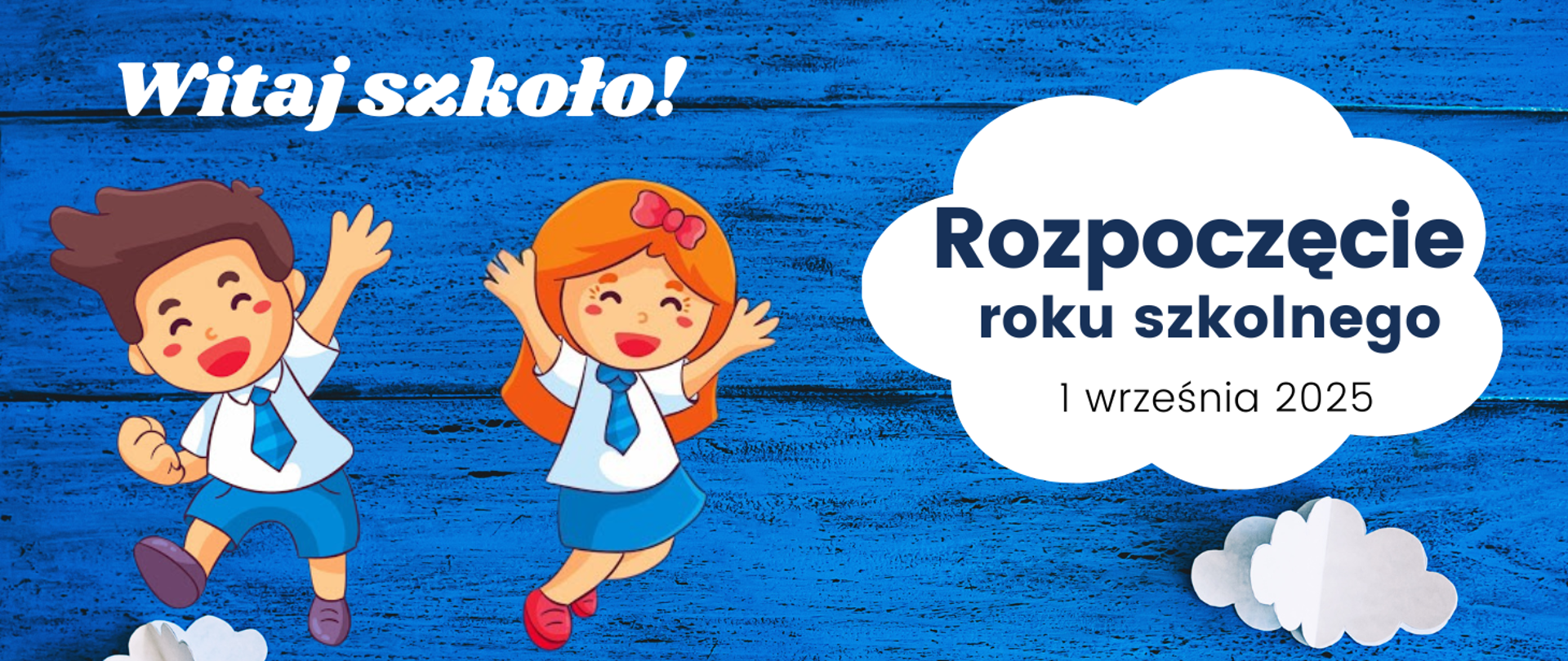 Tło obrazka w kolorze niebieskim. Po lewej stronie chłopiec z podniesioną lewą ręką, w brązowych włosach, białej koszuli, niebieskim krawacie i niebieskich spodenkach. Obok niego dziewczynka w pomarańczowych włosach, czerwonej kokardce na włosach, białej koszuli, niebieskim krawacie i niebieskiej spódnicy. Nad dziećmi biały napis: "witaj szkoło". Po prawej stronie obrazka na białej chmurce granatowy napis: "rozpoczęcie roku szkolnego 1 września 2025".