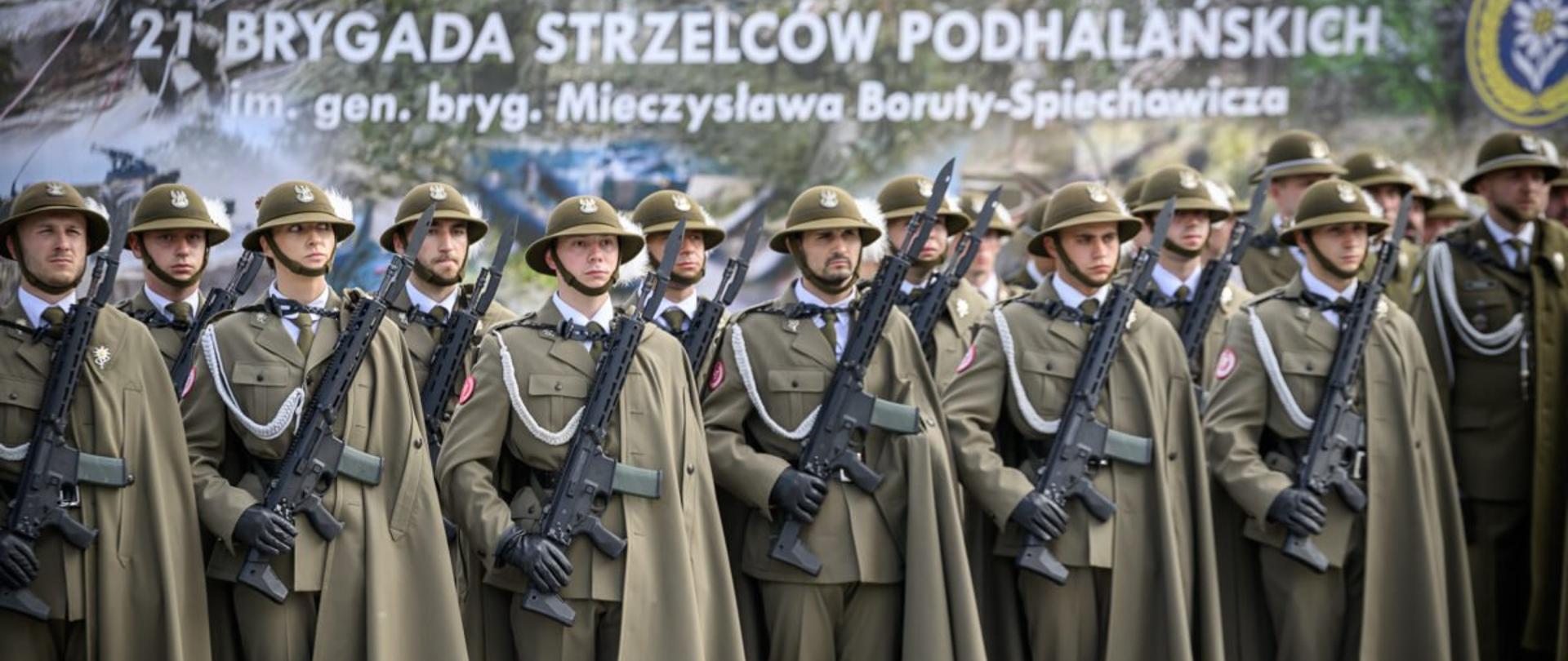 Zdjęcie przedstawia żołnierzy 21 Brygady Strzelców podhalańskich podczas obchodów święta jednostki