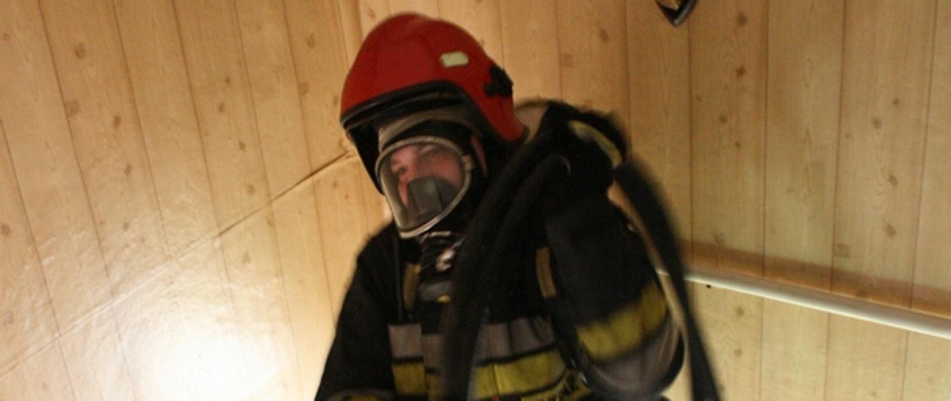 Strażak na klatce schodowej