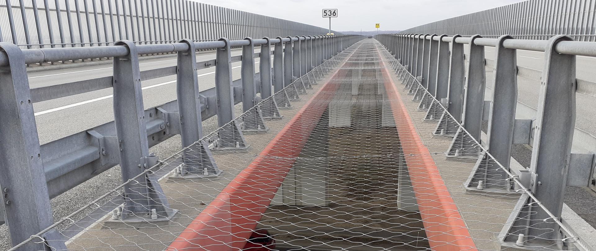 Siatka zabezpieczająca przed upadkiem z wysokości rozciągnięta pomiędzy dwoma obiektami