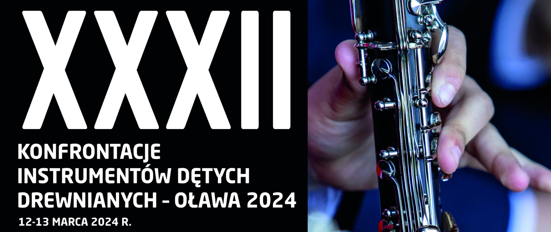 Plakat XXXII Konfrontacji Instrumentów Dętych - Oława 2024. Plakat podzielony jest na trzy części w kształcie odwróconej litery T. W lewej górnej części na niebieskim tle znajdują się informacje na temat Konfrontacji, m. in. program, termin i miejsce przesłuchań konkursowych. W prawej górnej części zamieszczone jest zdjęcie w pomieszczeniu zbliżenie dłoni człowieka grającego na czarnym klarnecie. Na dole plakatu na białym tle znajdują się logotypy patronów medialnych oraz instytucji wspierających organizację imprezy.