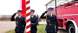 W dniu Narodowego Święta Niepodległości na placu Komendy Powiatowej Państwowej Straży Pożarnej w Przasnyszu odbyła się uroczysta zmiana służby z odegraniem hymnu podczas podnoszenia flagi państwowej na maszt.
W uroczystej zmianie służby uczestniczył Z-ca Dowódcy JRG st. kpt. Michał Wiśniewski oraz strażacy Komendy Powiatowej Państwowej Straży Pożarnej w Przasnyszu. Z-ca Dowódcy Jednostki Ratowniczo - Gaśniczej przybliżył historię związaną z odzyskaniem przez Polskę niepodległości, a także podkreślił wagę propagowania wiedzy o polskiej tożsamości i symbolach narodowych.
„Narodowe Święto Niepodległości upamiętnia i honoruje postacie i czyny, które niegdyś doprowadziły do odrodzenia polskiej państwowości. Także i naszą strażacką tradycję wzbogaca ówczesny trud i przelana krew naszych poprzedników. Ale przede wszystkim jest to dzień, który przypomina, że możliwość suwerennego stanowienia o losach Ojczyzny niezmiennie zależy od naszych bieżących wysiłków w służbie dla Jej bezpiecznej i pomyślnej przyszłośc.”
Opracowanie i zdjęcia: asp. Rafał Sekuna.
