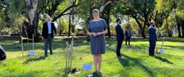 Aleksandra Piątkowska, Embajadora de la República de Polonia en Argentina, participó de la ceremonia de develación de placas conmemorativas frente a los árboles plantados un año antes en el Arboreto de las Naciones en la Plaza Israel de Buenos Aires.