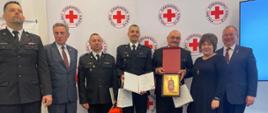 Strażacy z Komendy Powiatowej Państwowej Straży Pożarnej w Goleniowie podczas odbierania wyróżnienia za zwycięstwo tegorocznej edycji w kategorii „Najaktywniejsza jednostka PSP”