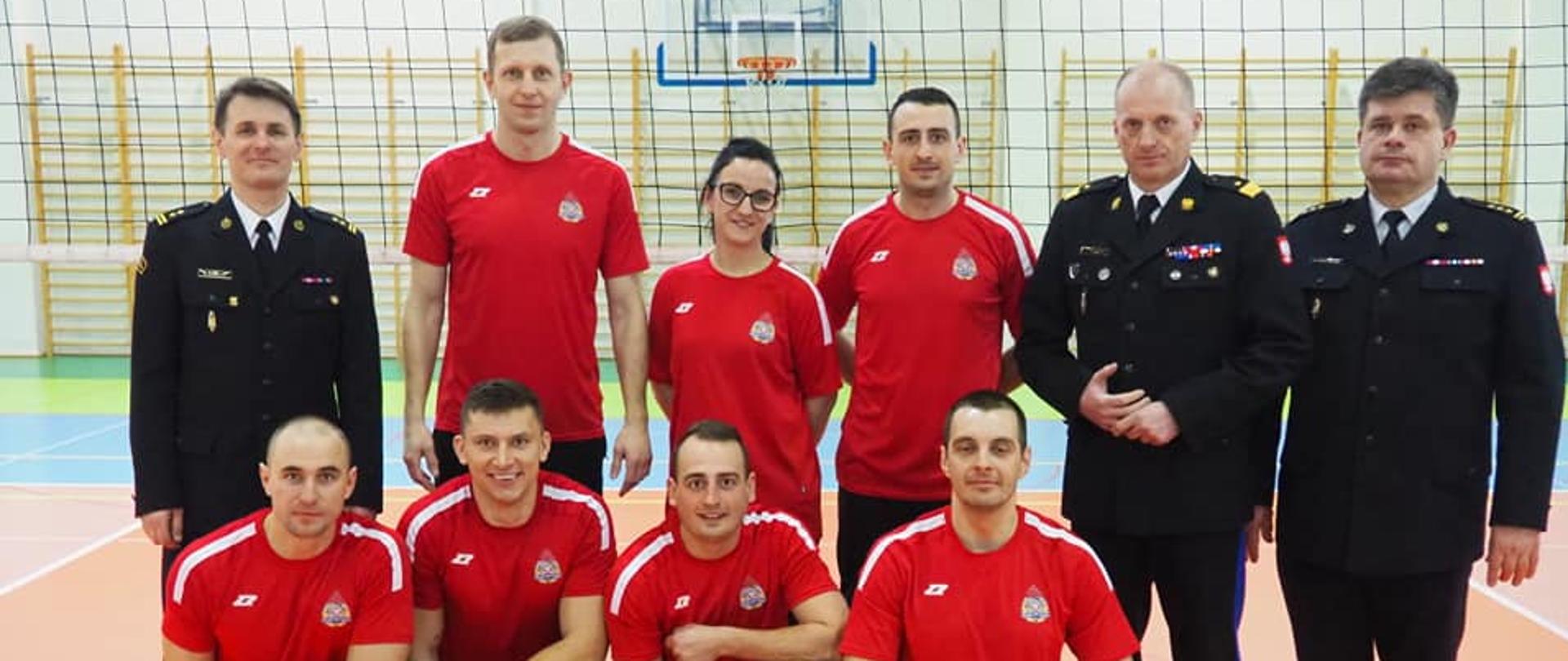 XII Mistrzostwa Województwa Zachodniopomorskiego Strażaków PSP w piłce siatkowej, na zdjęciu zwycięska drużyna wraz z komendantami. 