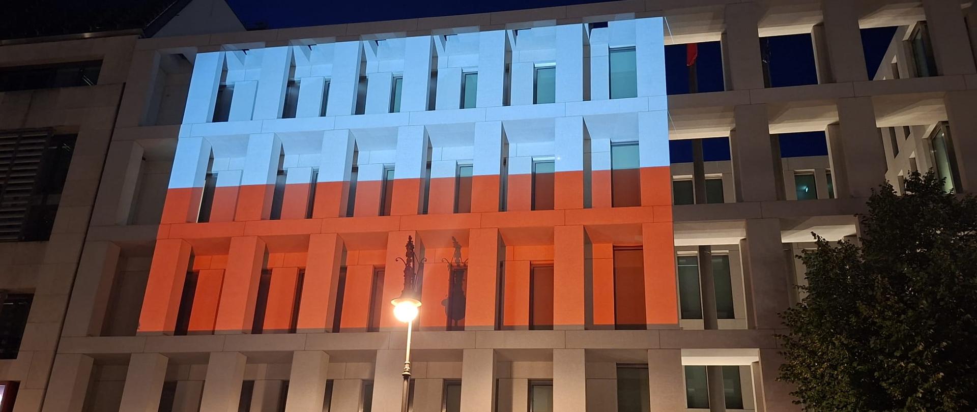 Biało-czerwona flaga wyświetlona na fasadzie budynku Ambasady RP w Berlinie
