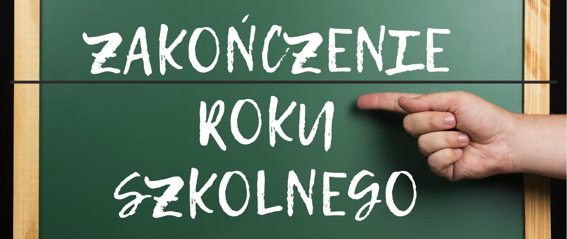 Na grafice widnieje zielona tablica szkolna, na której dłoń wskazuje napis Zakończenie roku szkolnego